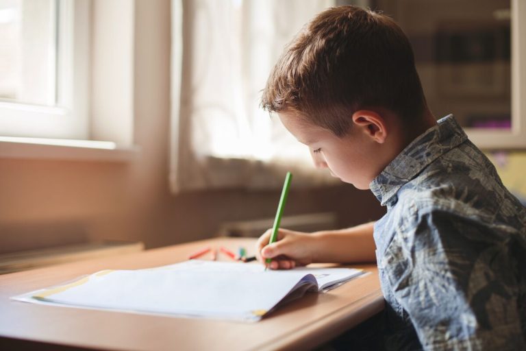 Comment établir une routine de devoirs productive pour votre enfant ?