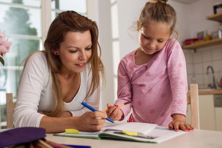 Accompagner son enfant dans les devoirs sans créer de conflits